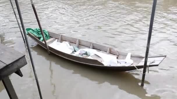 Antikes Holzboot schwimmt auf dem Fluss — Stockvideo