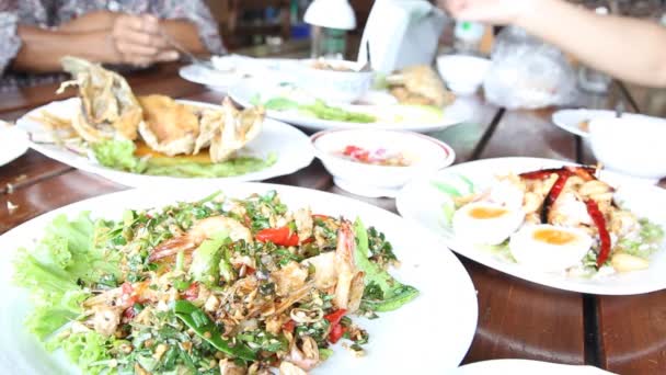 Disfrute de los mariscos tailandeses en el restaurante tailandés — Vídeos de Stock