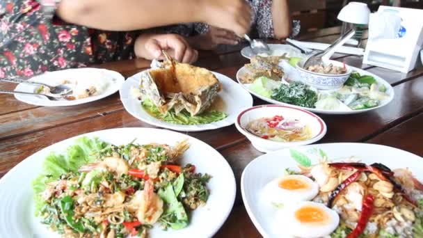 Наслаждайтесь тайскими морепродуктами в тайском ресторане — стоковое видео