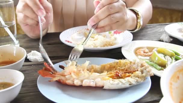 Camarones grandes frescos a la parrilla — Vídeo de stock