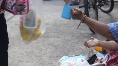para için yalvarıyor