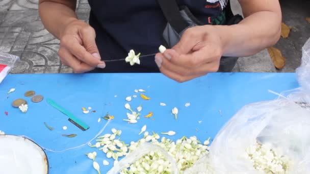 Professional worker of flower wheels — Stock Video