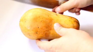 yarım papaya kesme için yakın çekim