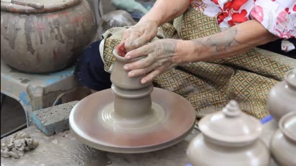 Närbild på händerna gör lerkärl burk på ett hjul i traditionell stil i thailand — Stockvideo