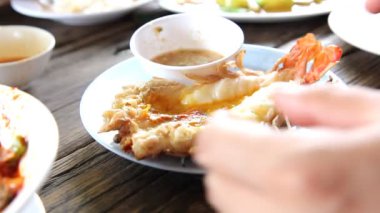 ızgara taze büyük karides (macrobrachium rosenbergii) Tayland deniz ürünleri Restoran.