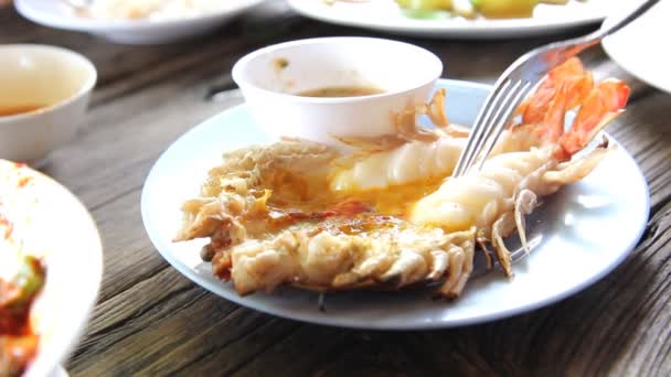 Grilled fresh big shrimp (Macrobrachium rosenbergii) at Thailand seafood restaurant. — Stock Video