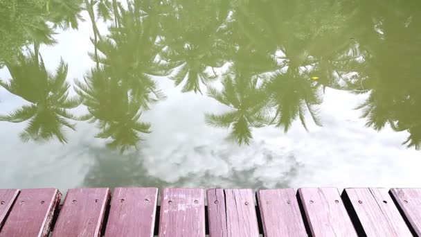 Détente sur un pont en bois au bord de la rivière 