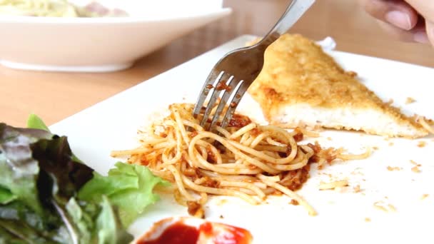 Eating spaghetti with tomato beef sauce on white plate — Stock Video