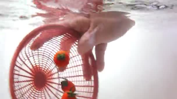 Nahaufnahme Waschen kleiner Kartoffeln mit Korb unter Wasser — Stockvideo