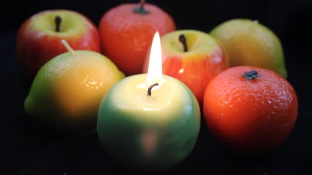 Καύση πολύχρωμα φρούτα κεριά στο σκοτάδι — Αρχείο Βίντεο
