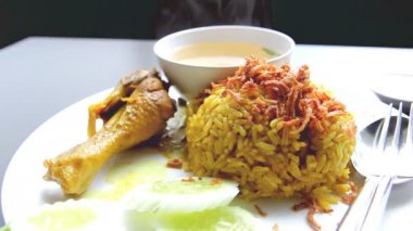 tavuk köri beyaz tabak pirinç pilavı ile