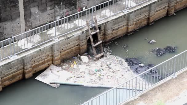 Tubería de aguas residuales o drenaje ambiente contaminante en la ciudad — Vídeo de stock