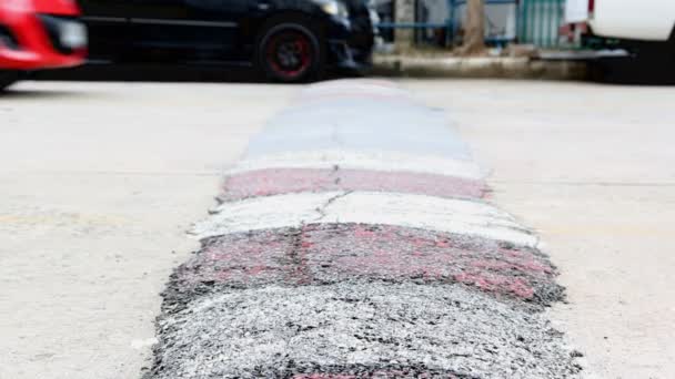 Kontrol hız küçük tepe işaretleyici sokakta portre — Stok video