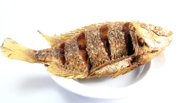 Thailändsk traditionell skaldjur djupa stekt fisk med kryddig sås — Stockvideo