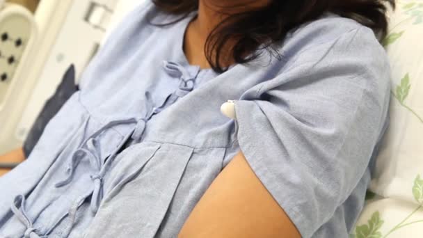Dokter menempatkan termometer di bawah ketiak gadis pasien — Stok Video