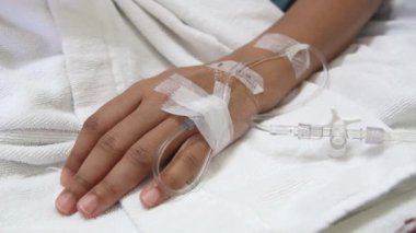 hastane yatağında tatlı tuzlu damla hasta el