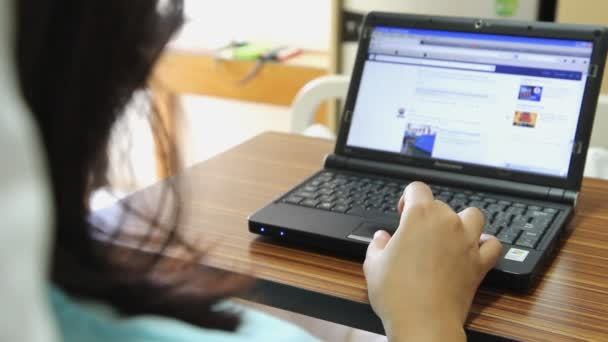 Primer plano de la chica paciente en la cama navegar por Internet con el ordenador portátil — Vídeo de stock