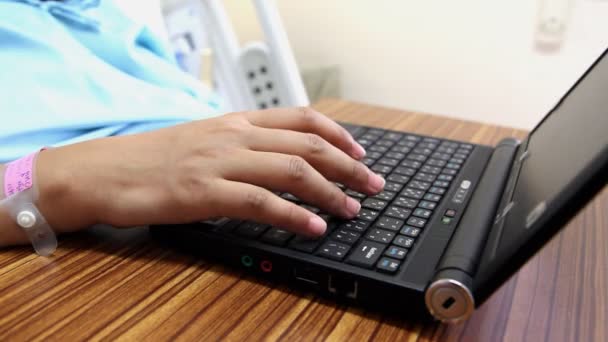 Close-up para a menina paciente na cama de surf internet com laptop — Vídeo de Stock