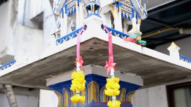 Respeto a lo sagrado con guirnaldas de flores para proteger el hogar de los males de Tailandia tradicional — Vídeos de Stock