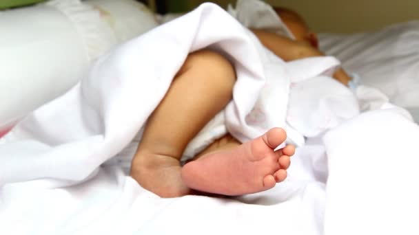 Nahaufnahme der Füße des süßen Neugeborenen im Alter von einer Woche — Stockvideo