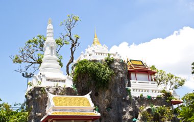 Tayland dağın tepesinde Buda Tapınağı