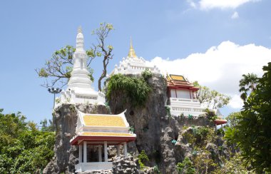 Tayland dağın tepesinde Buda Tapınağı