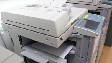 Kağıt Fotokopi makinesi kullanan office adam