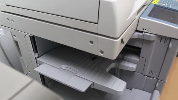 Hombre de oficina usando máquina de copia de papel — Vídeos de Stock