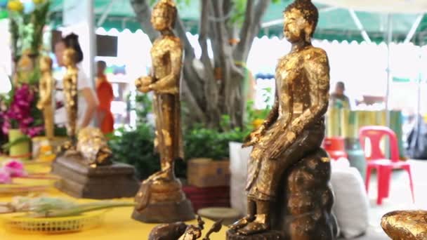 Statues de bouddha avec des flocons d'or agitant dans le temple — Video