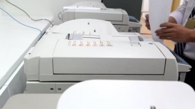Kağıt Fotokopi makinesi kullanan office adam