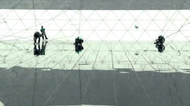 Erkekler yüksek kule açıdan bir gökdelenin üzerinde pencere Yıkama