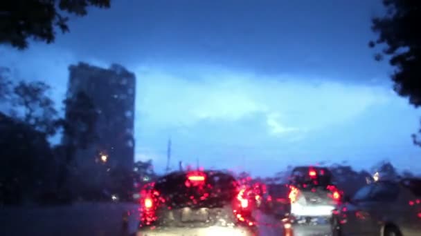 Jazdy na ulicy deszczowej w Bangkoku, pada na szyby. — Wideo stockowe