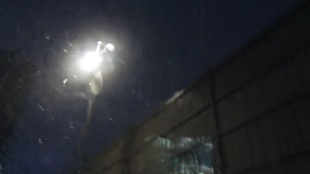 Geceleri otopark ve camda yağmur — Stok video