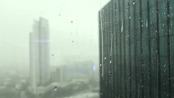 Regnar utanför hög byggnad Visa i bangkok — Stockvideo