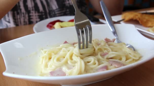 Spaghetti carbonara op wit bord — Stockvideo