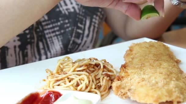 Esprema lentamente meio visco no bife de peixe — Vídeo de Stock