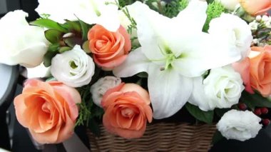 Lily ve gül tatlı buketler çiçek dükkanında