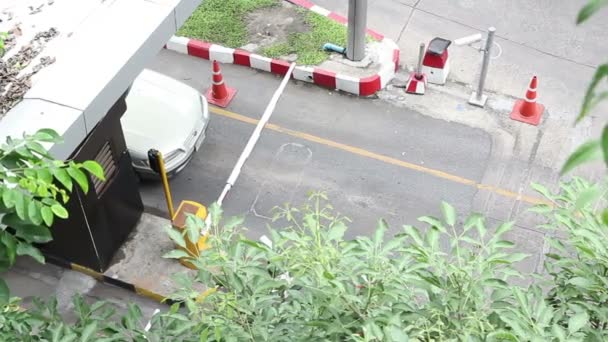 Porta de barreira rodoviária automática na área de serviço de estacionamento — Vídeo de Stock