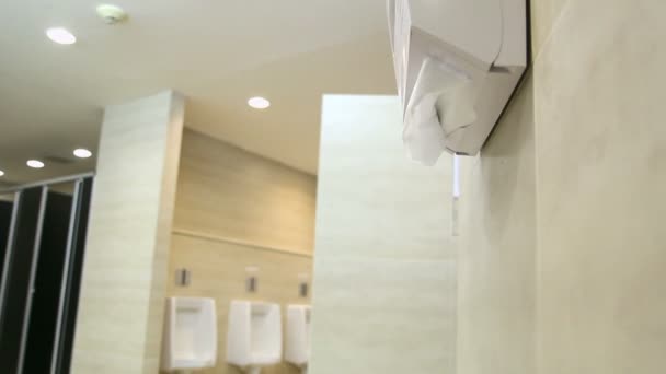 Uomo di ufficio asciugandosi mani con asciugamani di carta in un bagno . — Video Stock