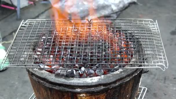 Пожар на угле для гриля барбекю — стоковое видео