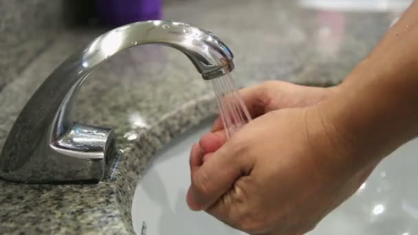 Mann wäscht sich mit automatischem Wasserhahn in öffentlicher Toilette die Hände — Stockvideo