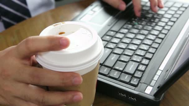 Biznesmen działa na laptopie przy filiżance kawy — Wideo stockowe