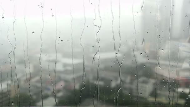 Дощ за межами подання високі будівлі в Бангкоку — стокове відео