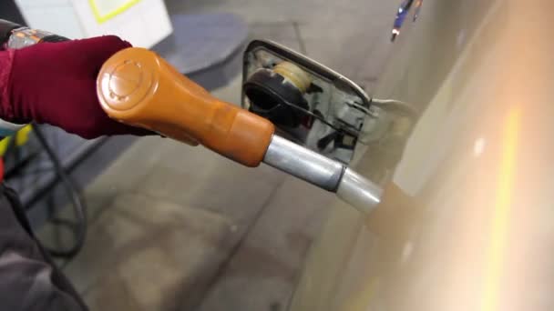 Servicio de repostaje de coches en la gasolinera al por menor — Vídeos de Stock
