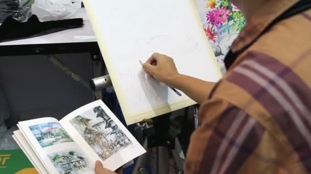 Künstler zeichnet Bild mit Palette und verschiedenen Pinseln