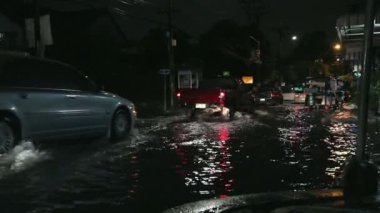 su dolu yol Tropik fırtına gece sürüş