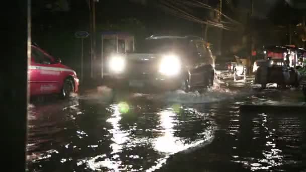 在夜间开车在水淹的公路热带风暴 — 图库视频影像
