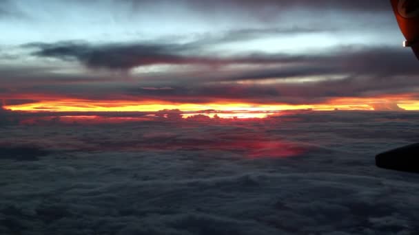 Atardecer fuera avión jet volador — Vídeo de stock