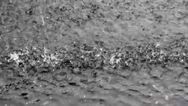 Grandes gouttes de pluie sur la surface de l'eau — Video