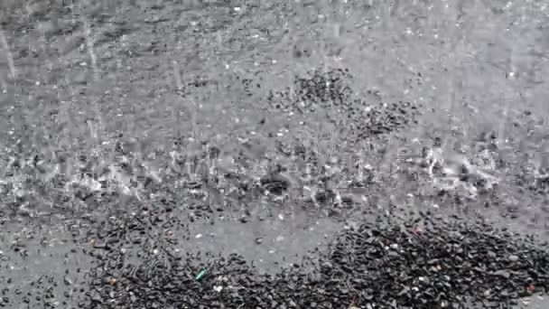 Grandes gouttes de pluie sur la surface de l'eau — Video